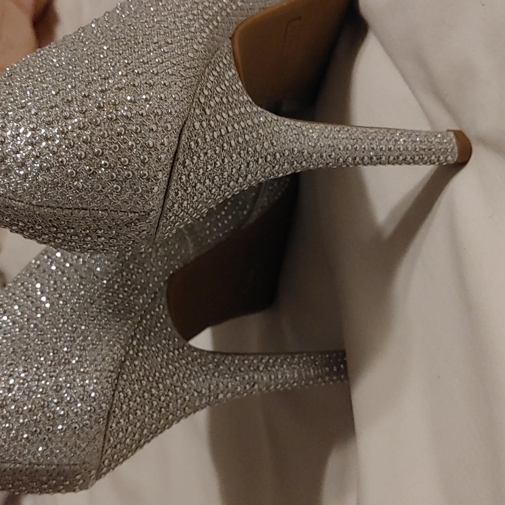 Andiamo Elegant Silver Glitter 4 Inch Heels Women's Size 8.5 Medium Event Ready - Picture 2 of 7